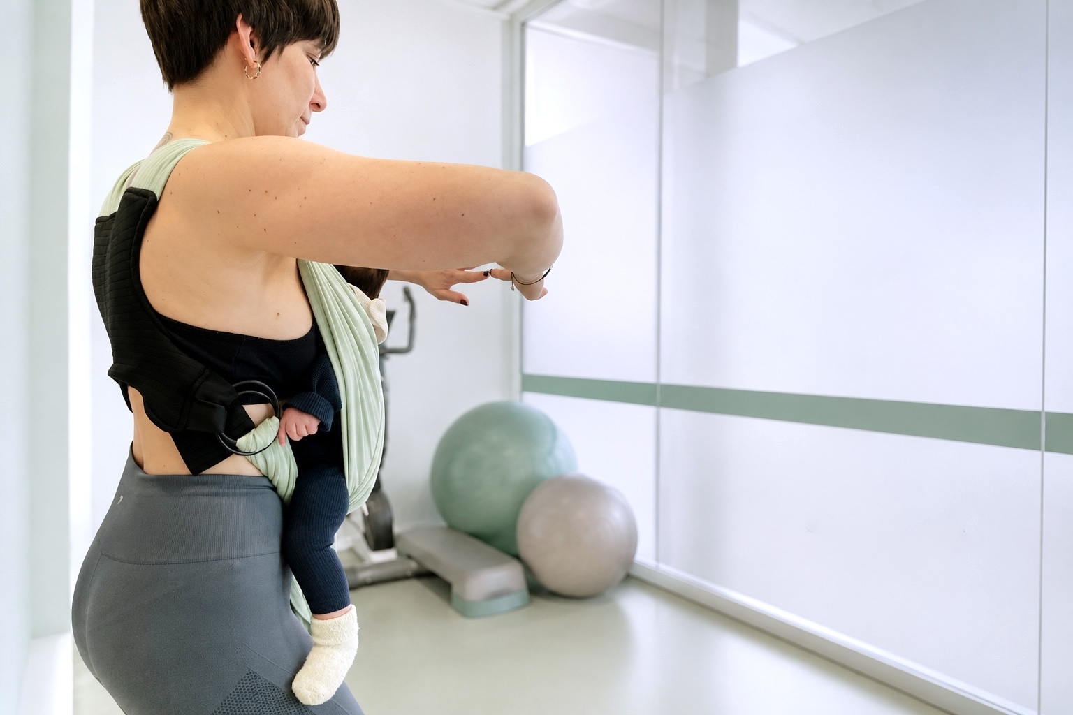 Fisioterapeuta de FICAN con un bebé en la sala de la clínica en Santander